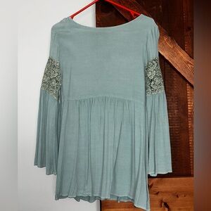 Easel Soft Green Lace Accent Blouse